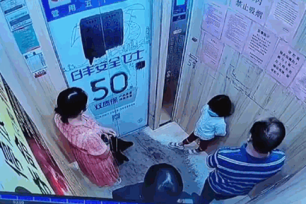 Clip: Chuột chạy loạn xạ trước mặt, cô gái hoảng sợ la hét thất thanh-1