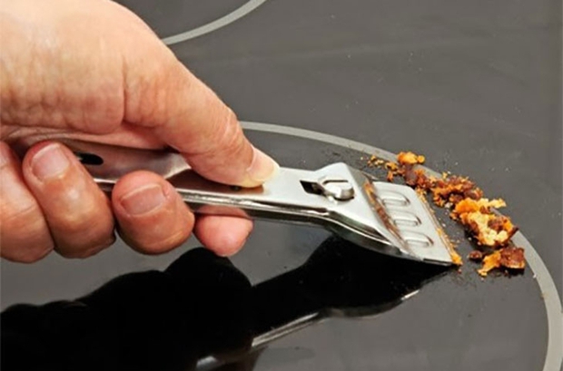 Cô gái than trời vì bếp hồng ngoại bị cháy, dân mạng bày cách xử lý đơn giản bằng... dao-4