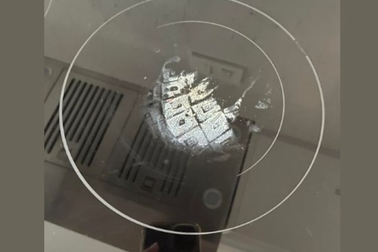 Cô gái than trời vì bếp hồng ngoại bị cháy, dân mạng bày cách xử lý đơn giản bằng... dao