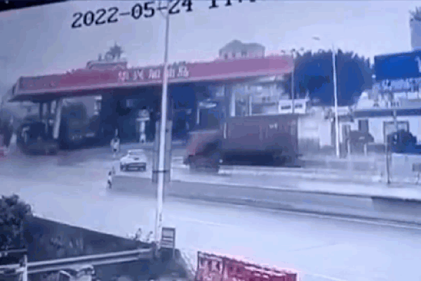 Khoảnh khắc xe container tông văng xe trâu đang đi gom rác trên đường-1
