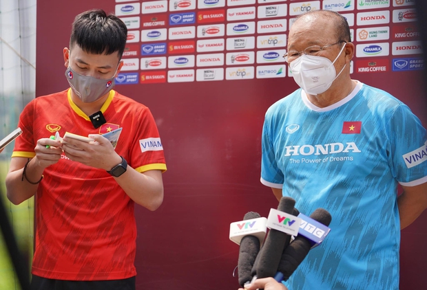 Gặp trợ lý điển trai, thông thạo 3 ngoại ngữ của HLV Park: Tôi mất nhiều thời gian bồi đắp vốn từ chuyên môn và làm quen với giọng của thầy-5