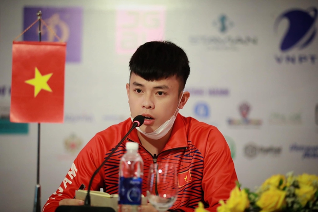 Gặp trợ lý điển trai, thông thạo 3 ngoại ngữ của HLV Park: Tôi mất nhiều thời gian bồi đắp vốn từ chuyên môn và làm quen với giọng của thầy-4