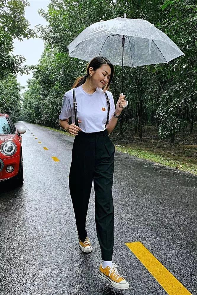 Học lỏm 10 mỹ nhân Việt mix đồ với yếm đen đẹp miễn chê-4