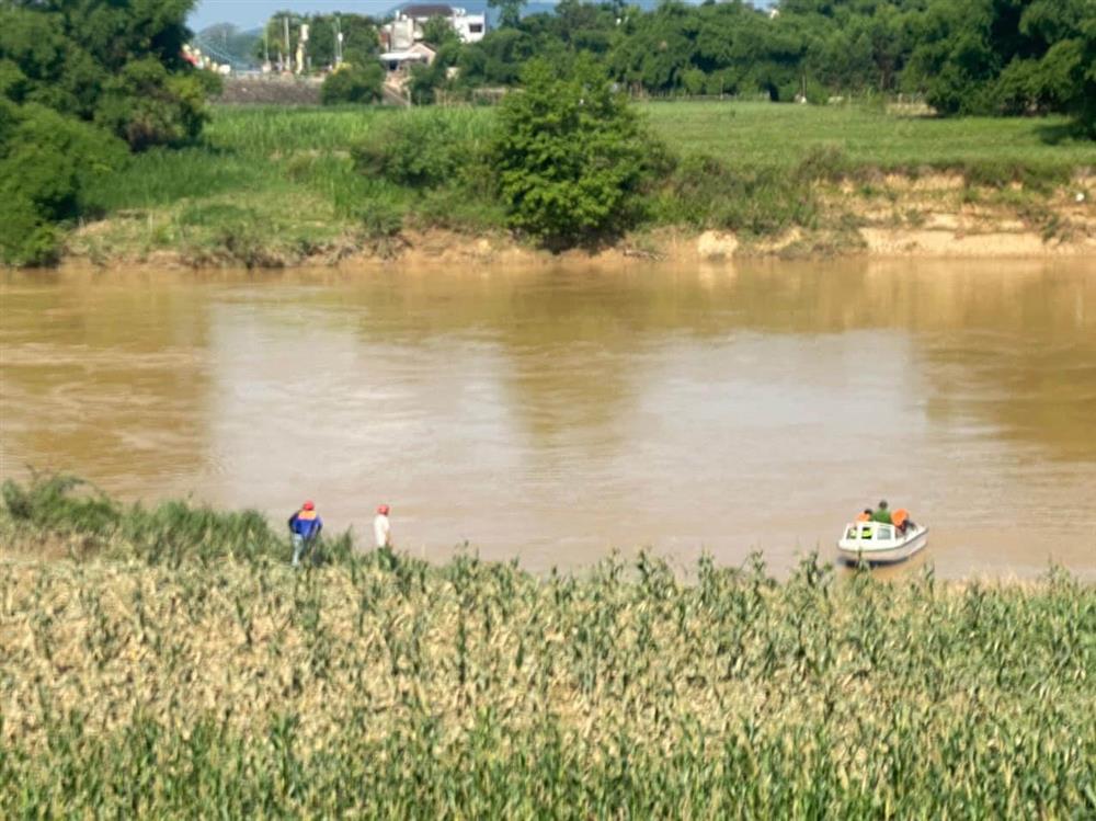 Nghi nữ kế toán bệnh viện để túi xách trên bờ rồi nhảy sông tự tử-1