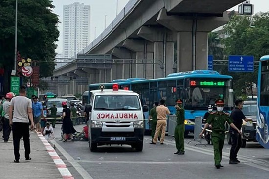 Hà Nội: Xe máy điện chở 3 trẻ nhỏ va chạm với ô tô, 1 bé tử vong thương tâm