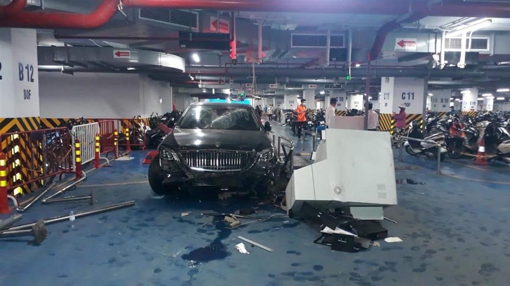 Kinh hoàng: Mercedes Maybach mất lái tông loạt xe máy ở hầm chung cư-1