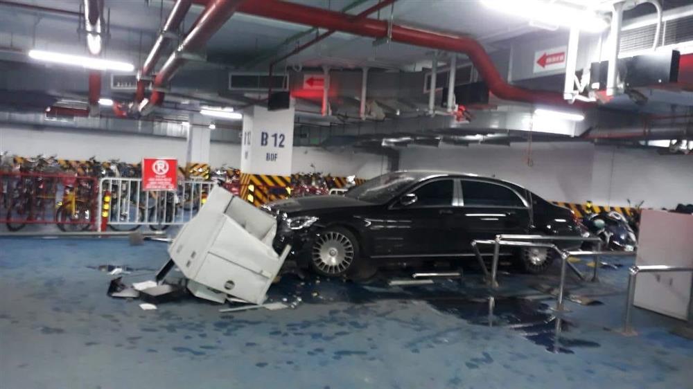 Kinh hoàng: Mercedes Maybach mất lái tông loạt xe máy ở hầm chung cư-2