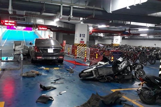Kinh hoàng: Mercedes Maybach mất lái tông loạt xe máy ở hầm chung cư