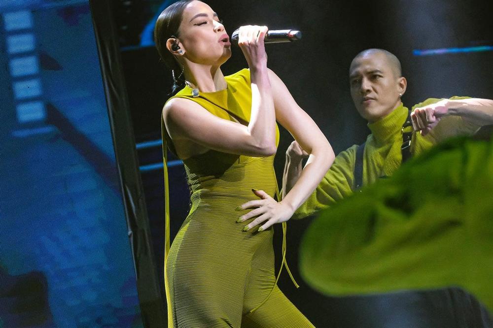 Hà Hồ thả rông lộ phụ tùng ở buổi tổng duyệt VIFW-8