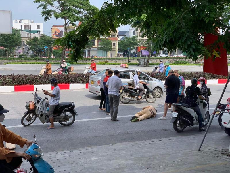 Vượt đèn đỏ, hai thanh niên đi xe máy tông thiếu tá CSGT ngã văng ra đường, nằm bất động-1