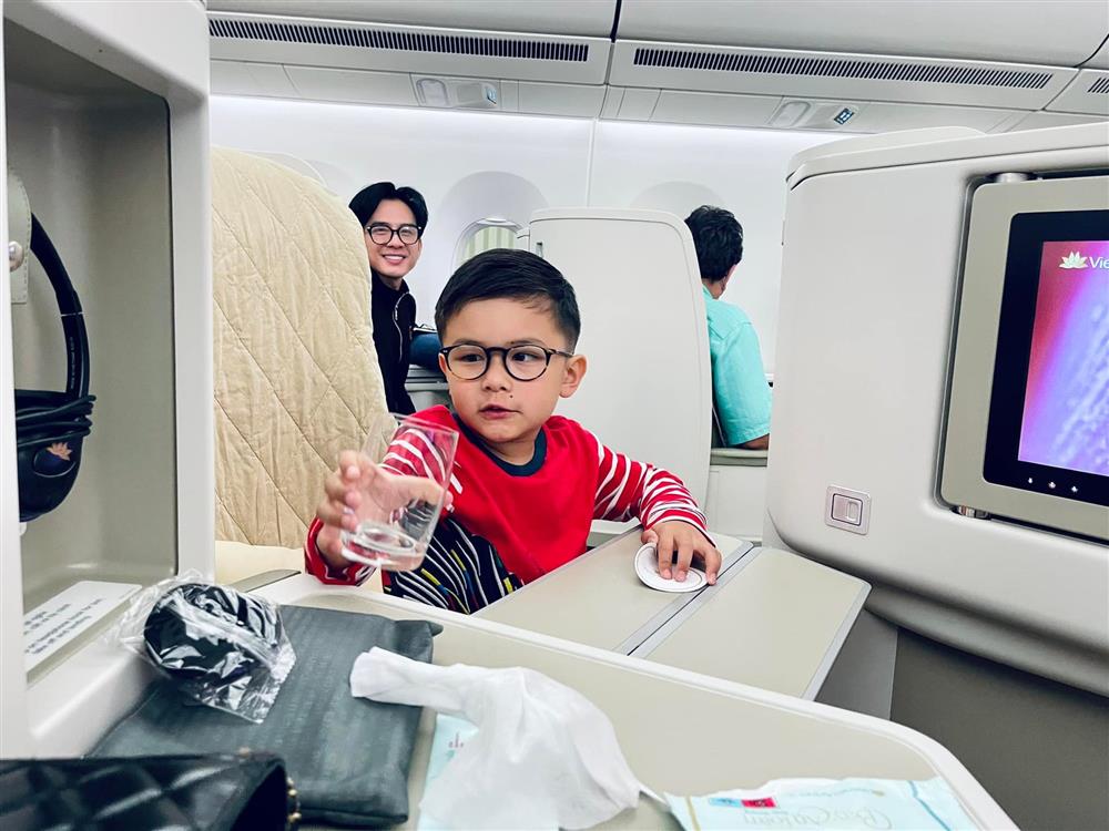 Đan Trường sang thăm vợ cũ và con trai, trò chuyện ngọt ngào tới nỗi chẳng ai nghĩ là đã ly hôn rồi: Sau khi bố mẹ chia tay, phải làm gì để con được hạnh phúc?-1