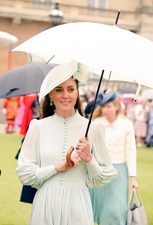 Công nương Kate xinh đẹp rạng ngời trong sự kiện bất chấp thời tiết xấu, nhà Meghan Markle đoàn tụ với Hoàng gia Anh-3