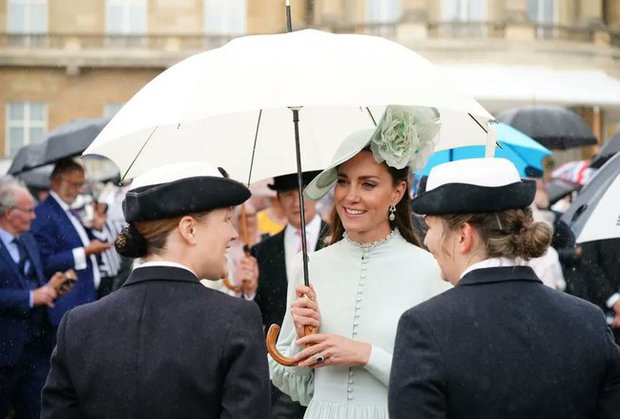 Công nương Kate xinh đẹp rạng ngời trong sự kiện bất chấp thời tiết xấu, nhà Meghan Markle đoàn tụ với Hoàng gia Anh-5