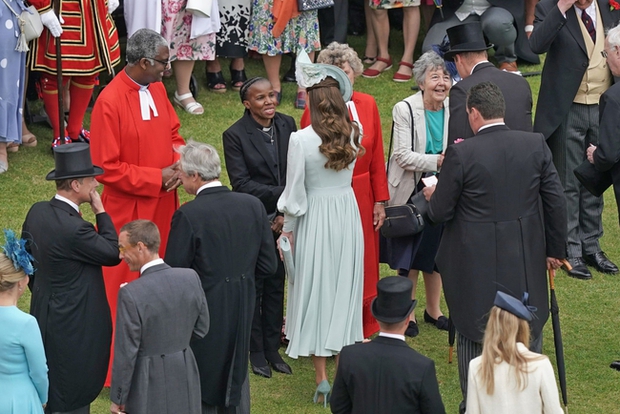 Công nương Kate xinh đẹp rạng ngời trong sự kiện bất chấp thời tiết xấu, nhà Meghan Markle đoàn tụ với Hoàng gia Anh-6