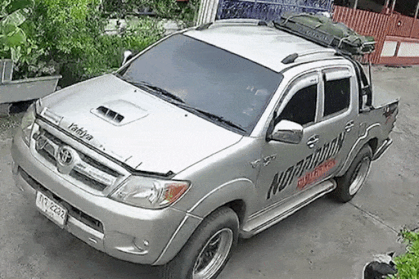 Xe bán tải lùi trúng bé trai rồi cuốn vào gầm, điều kỳ diệu xuất hiện ngay sau đó