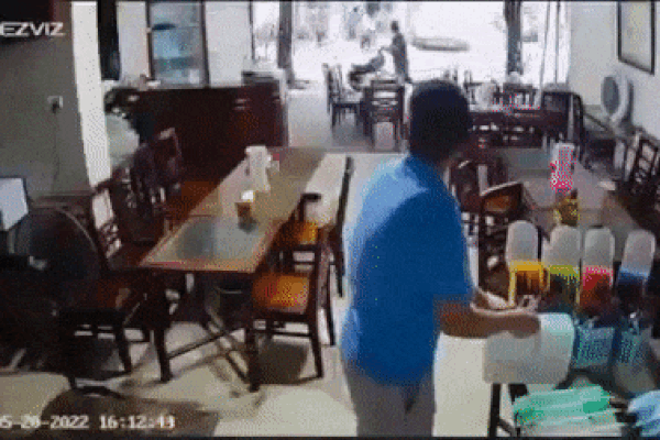 Ô tô lùi như bay ủi tung quán ăn, ba người may mắn thoát nạn trong gang tấc