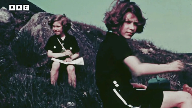 Loạt khoảnh khắc thú vị chưa từng thấy của Nữ hoàng Anh thời trẻ được công bố gây sốt truyền thông-3