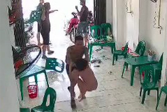 Hà Nội: Người phụ nữ nhập viện nguy kịch sau trận đòn của gã đàn ông ở quán bia