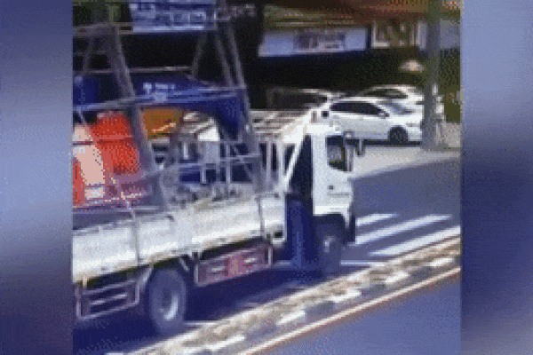 Clip: Xe tải lùi trúng bé trai đang ngồi chơi ngoài đường, những giây sau đó gây ngạc nhiên-2