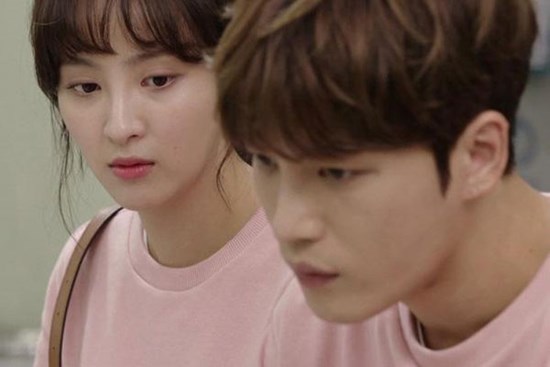 Thấy chồng đem cặp gà làm quà mừng cưới em trai, tôi muốn ly hôn ngay và luôn