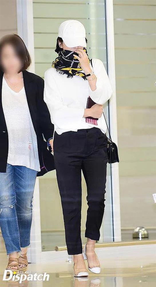 Style sân bay của tường thành nhan sắc Hàn: Song Hye Kyo lép vế hoàn toàn trước mợ chảnh-3