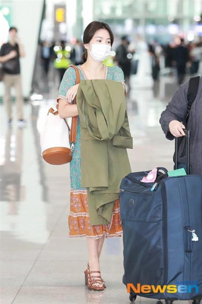 Style sân bay của tường thành nhan sắc Hàn: Song Hye Kyo lép vế hoàn toàn trước mợ chảnh-4
