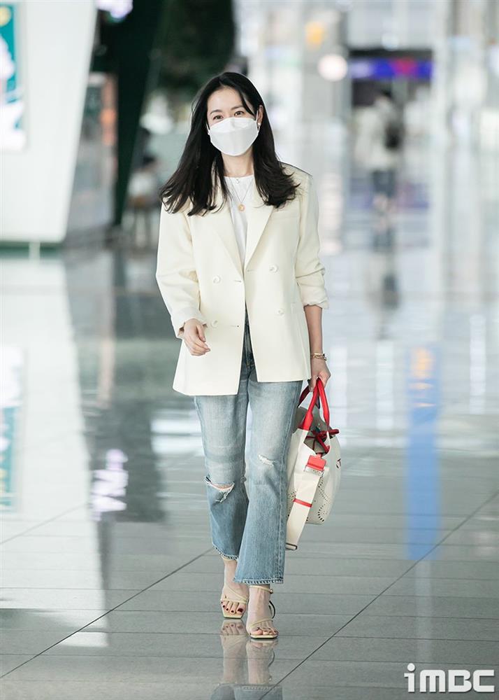 Style sân bay của tường thành nhan sắc Hàn: Song Hye Kyo lép vế hoàn toàn trước mợ chảnh-7