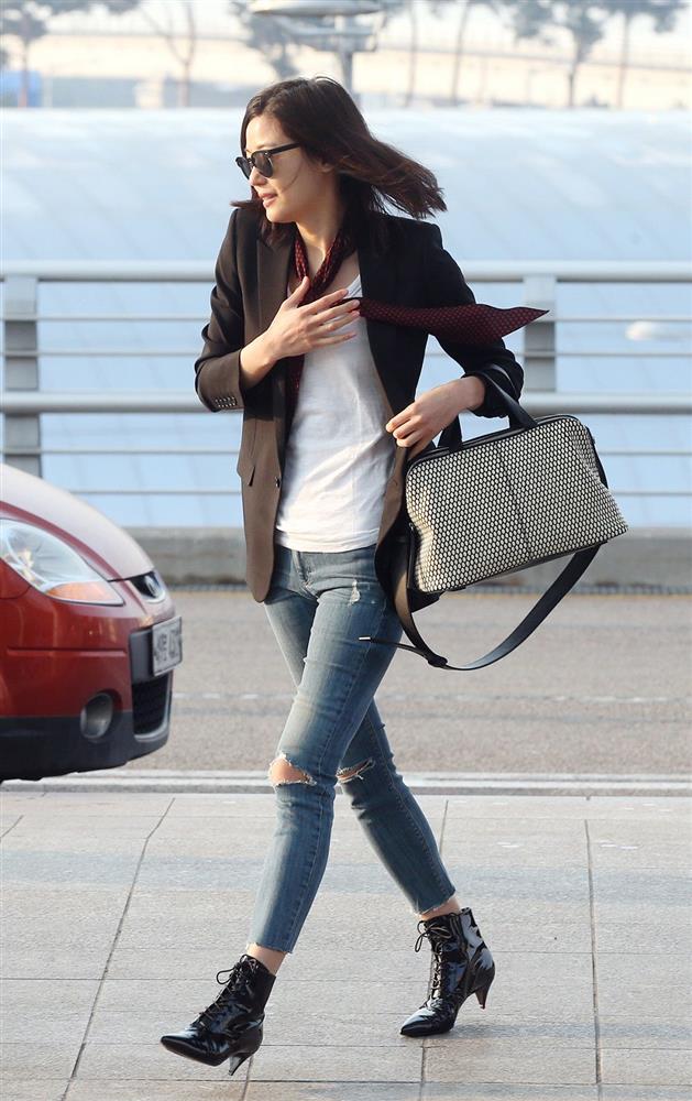 Style sân bay của tường thành nhan sắc Hàn: Song Hye Kyo lép vế hoàn toàn trước mợ chảnh-13