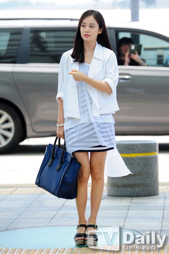Style sân bay của tường thành nhan sắc Hàn: Song Hye Kyo lép vế hoàn toàn trước mợ chảnh-15
