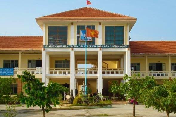 Nữ sinh lớp 11 bị bạn dùng dao cạo rạch mặt-1