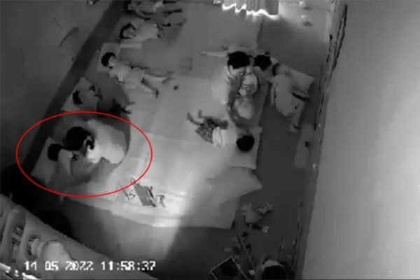 Vụ cô giáo dùng túi trùm đầu học sinh rồi đánh vào mông: Chưa đến mức truy cứu trách nhiệm hình sự-1