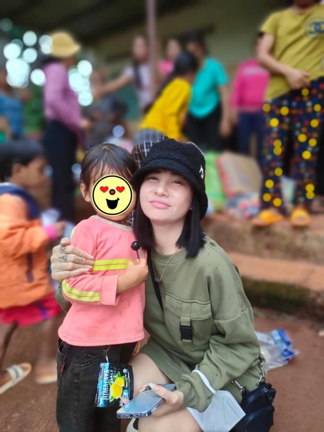 Hậu xác nhận chia tay Kiều Minh Tuấn, Cát Phượng tất bật đi làm từ thiện, thần thái nay đã tươi vui hơn hẳn-6