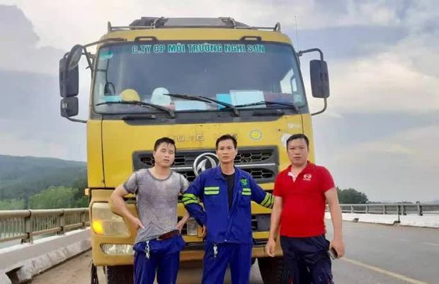 Lao xuống sông cứu cả 3 mẹ con nhảy cầu tự tử-1