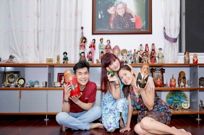 2 nữ hoàng ảnh lịch 50 tuổi vẫn là cực phẩm, ở biệt thự rộng, cây xanh bao quanh nhà-6