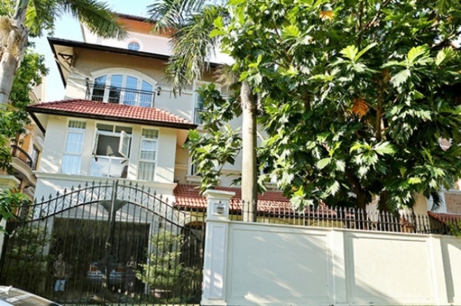 2 nữ hoàng ảnh lịch 50 tuổi vẫn là cực phẩm, ở biệt thự rộng, cây xanh bao quanh nhà-7