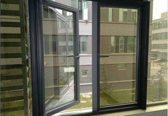 Nếu nhà bạn chuộng cửa sổ lưới nhưng lười vệ sinh, học ngay mẹo này, không cần tháo rời, vết bẩn sẽ tự rơi xuống-2