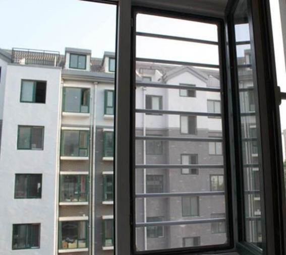 Nếu nhà bạn chuộng cửa sổ lưới nhưng lười vệ sinh, học ngay mẹo này, không cần tháo rời, vết bẩn sẽ tự rơi xuống-3