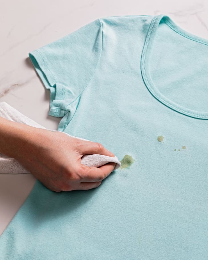 Loại bỏ vết dầu mỡ trên quần áo: 2 cách đơn giản, dễ thực hiện nhưng tác dụng không ngờ-6