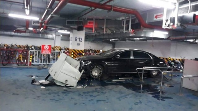 Hiện trường tan nát sau vụ Mercedes Maybach tông loạt xe máy ở hầm chung cư, sốc nhất là danh tính tài xế-1