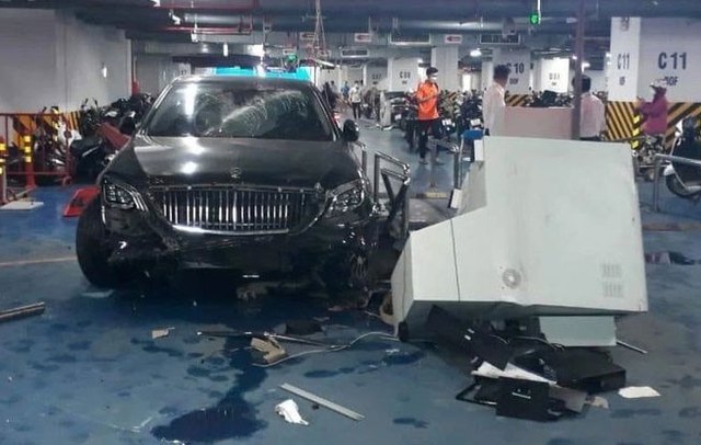 Hiện trường tan nát sau vụ Mercedes Maybach tông loạt xe máy ở hầm chung cư, sốc nhất là danh tính tài xế-3
