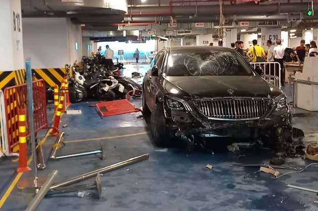 Hiện trường tan nát sau vụ Mercedes Maybach tông loạt xe máy ở hầm chung cư, sốc nhất là danh tính tài xế-5