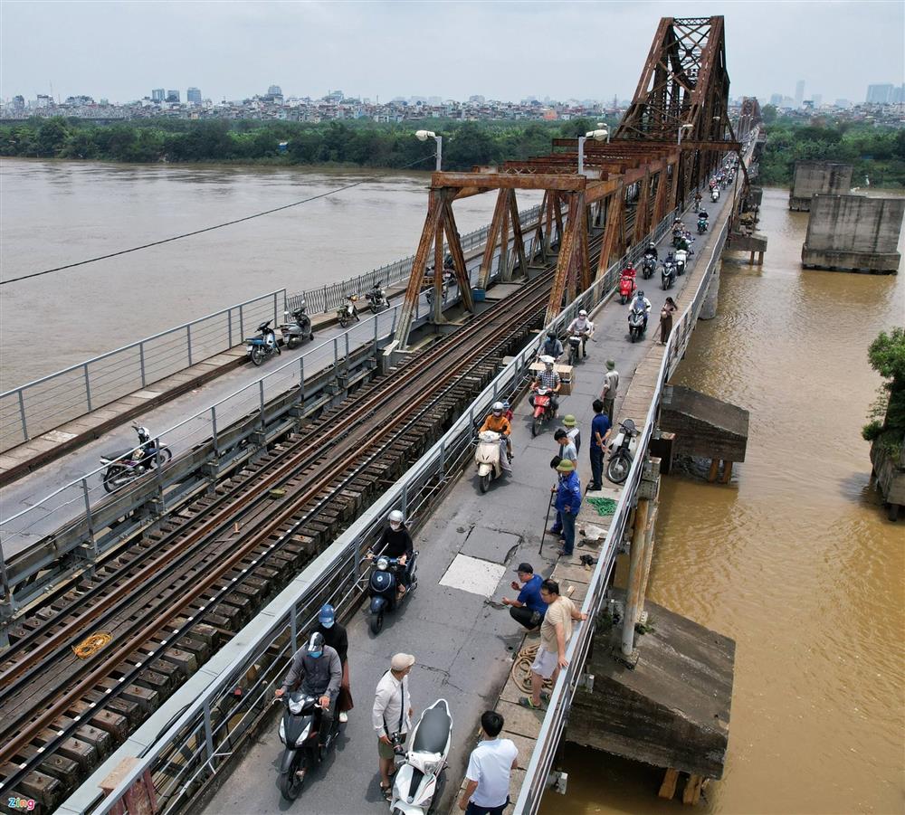 Hiện trường vụ thủng mặt cầu Long Biên-1