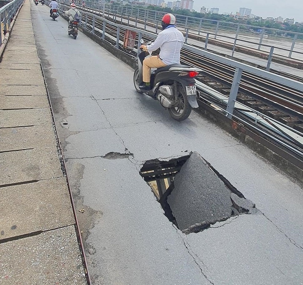 Hiện trường vụ thủng mặt cầu Long Biên-2