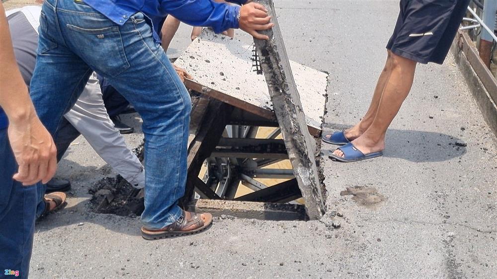 Hiện trường vụ thủng mặt cầu Long Biên-3