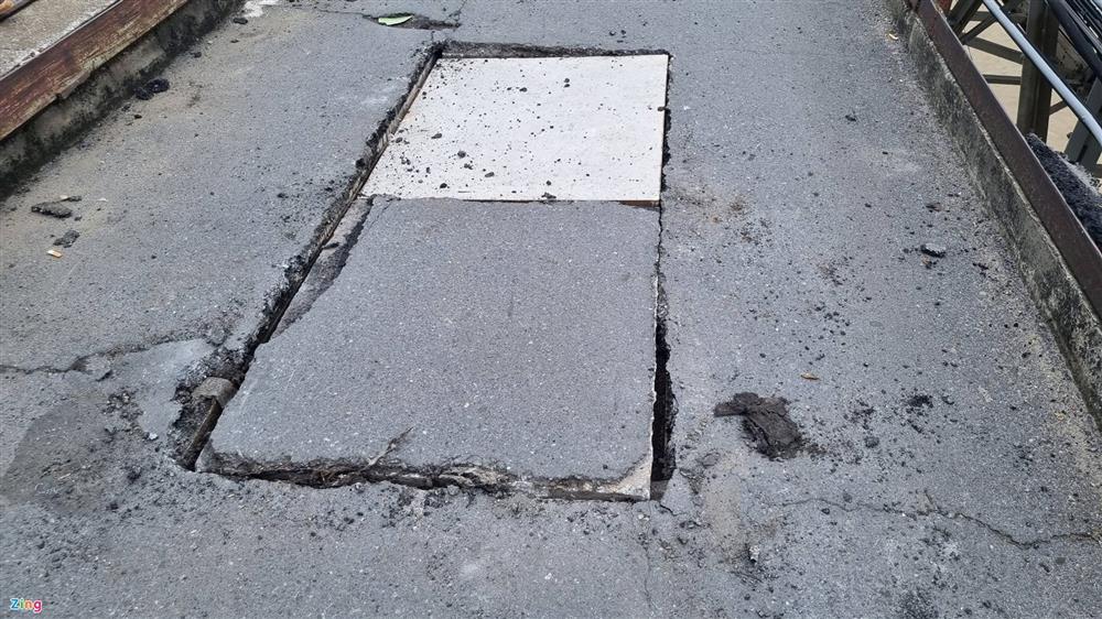 Hiện trường vụ thủng mặt cầu Long Biên-4