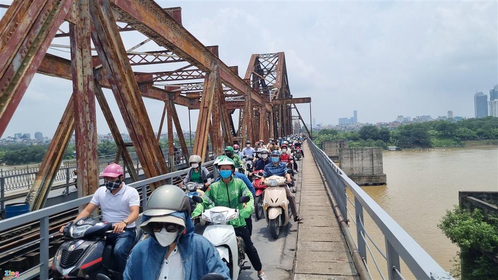 Hiện trường vụ thủng mặt cầu Long Biên-5