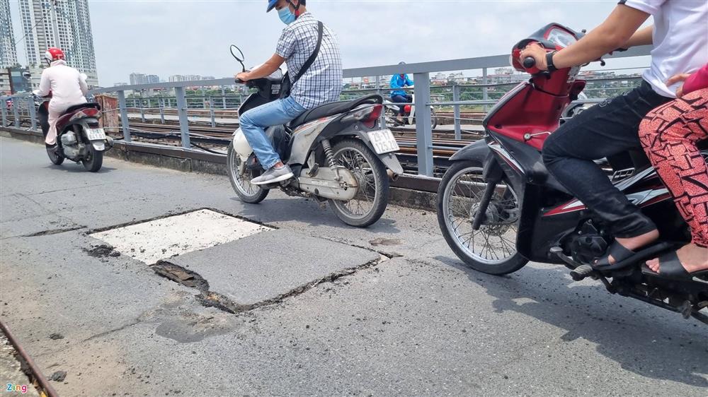 Hiện trường vụ thủng mặt cầu Long Biên-6