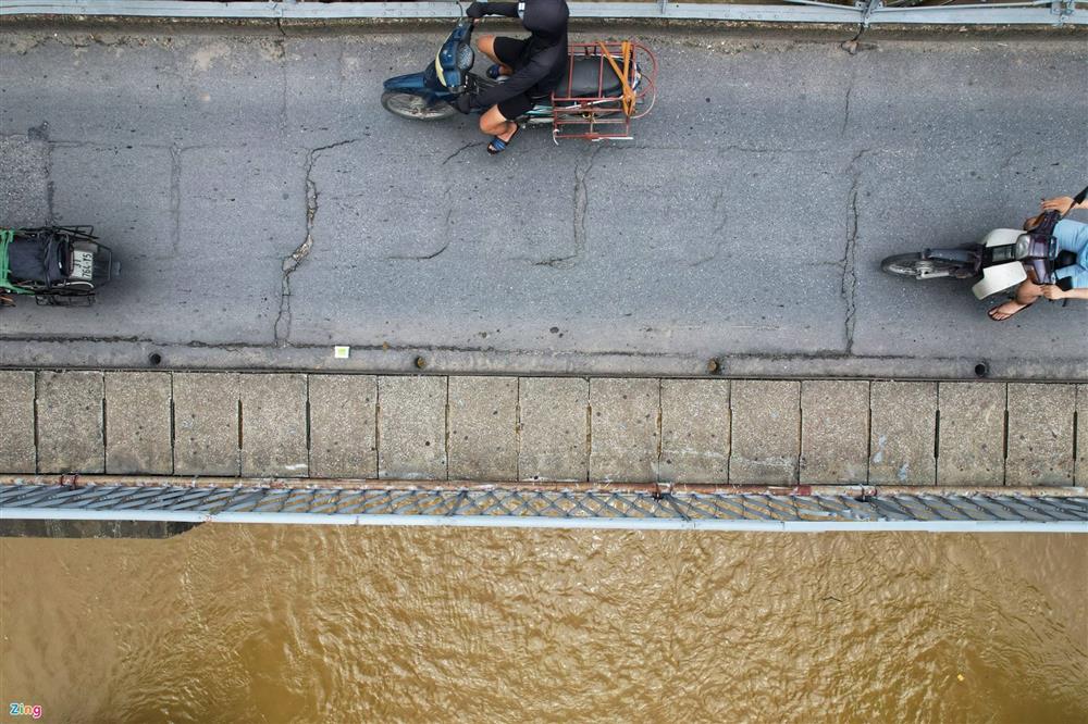 Hiện trường vụ thủng mặt cầu Long Biên-7