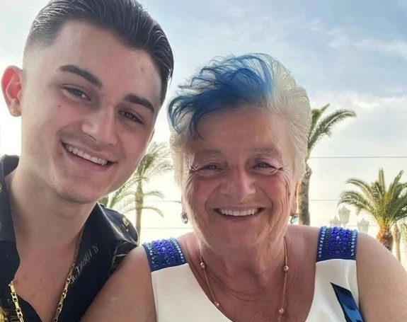 Chàng trai gây bão mạng khi ngỏ lời cầu hôn bạn gái hơn mình gần 60 tuổi-1