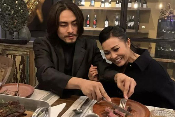 Phương Thanh - Chí Kiên và những mối tình chị em vượt sóng gió của showbiz Việt-9